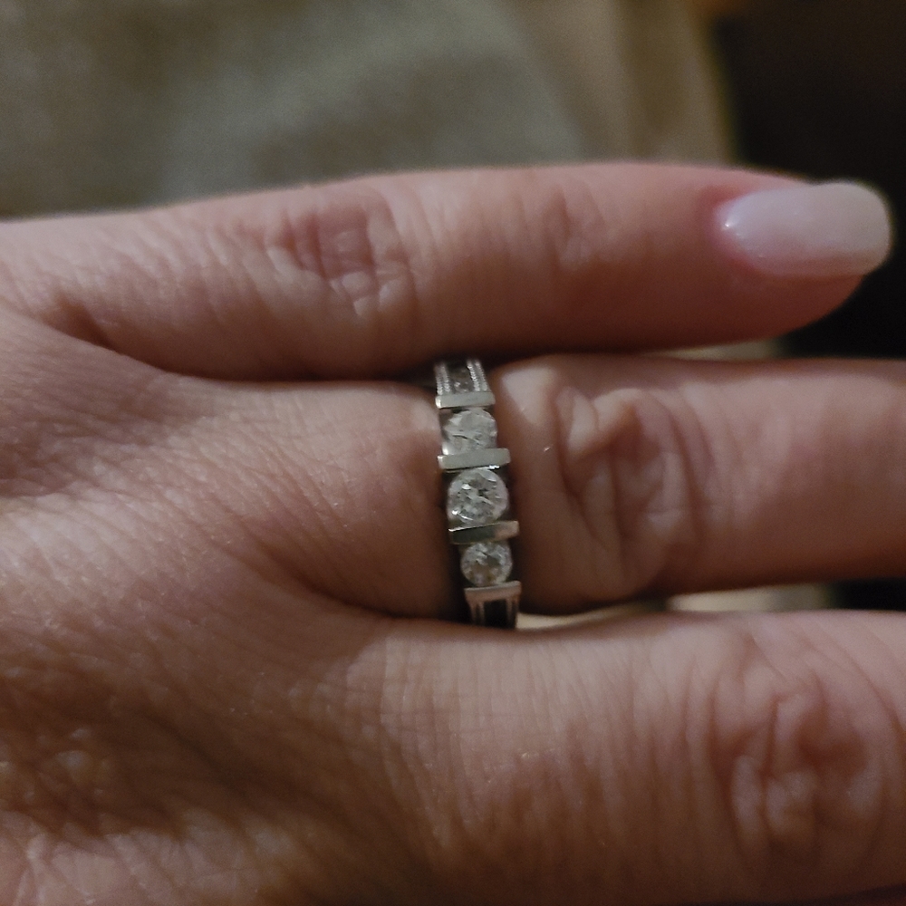 Diamond ring - Picture 2 of 3